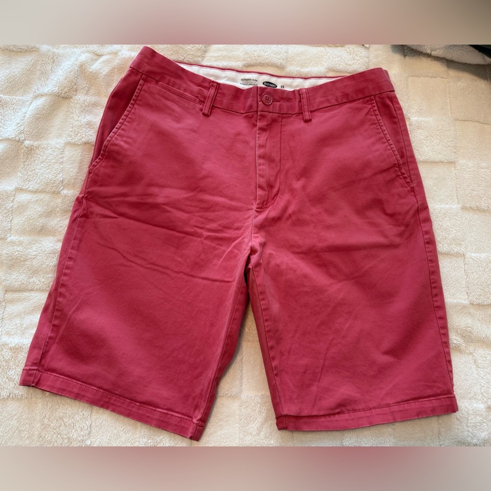 Old Navy Men's Classic Chino Shorts in Dark Red. Size 33 Ultimate Slim.